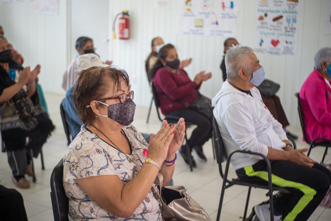 Imparte DIF taller de manualidades para adultos mayores en Plaza