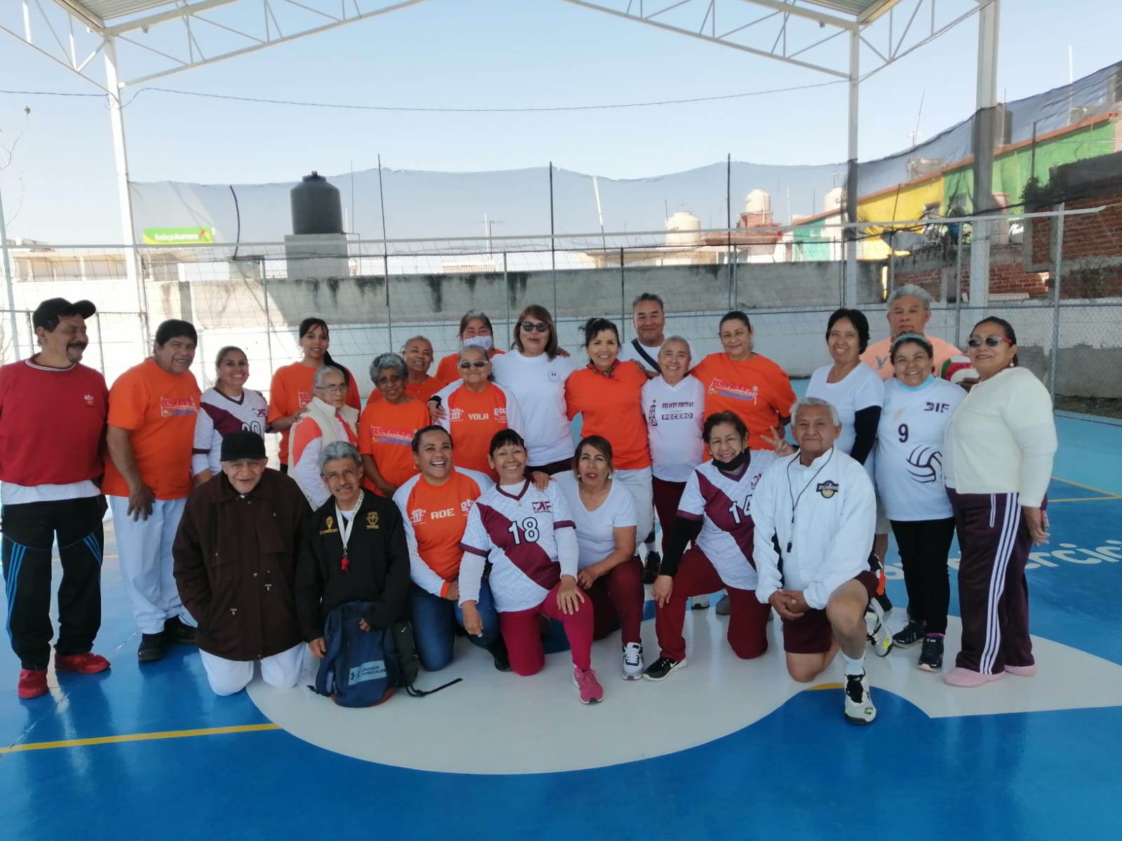 Promueven deporte entre adultos mayores con el cachibol