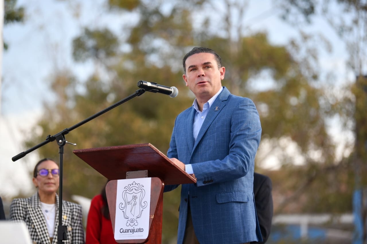Llama Navarro a la unión por Guanajuato en el izamiento del Día de la ...