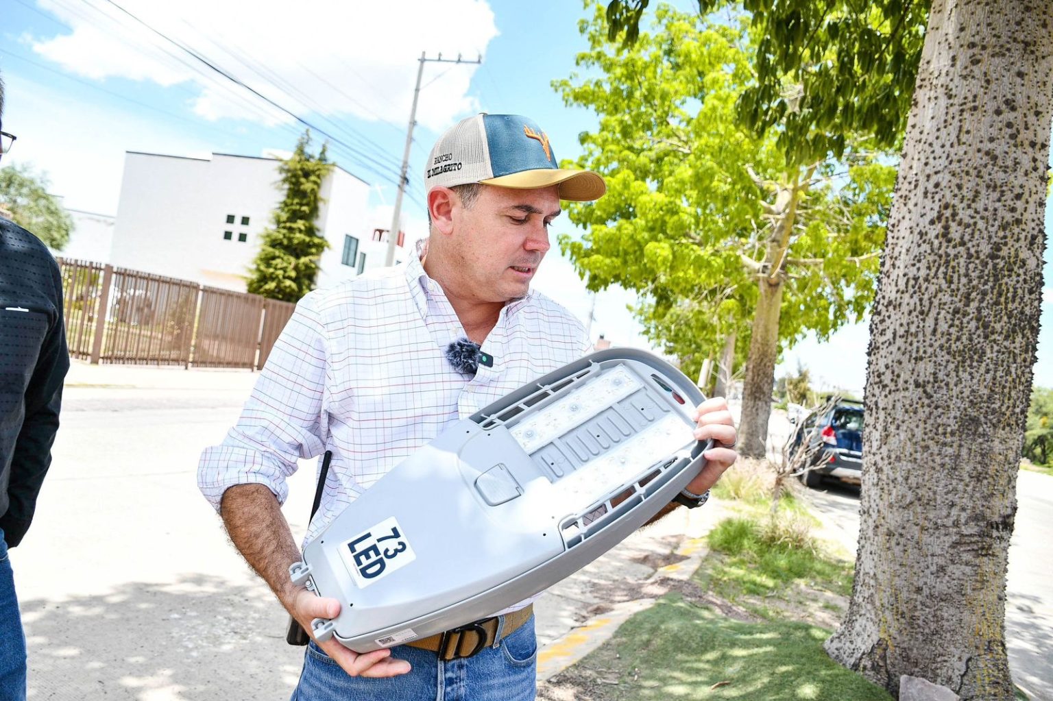 Instala Navarro primeras 70 luminarias LED en Villas de Guanajuato para