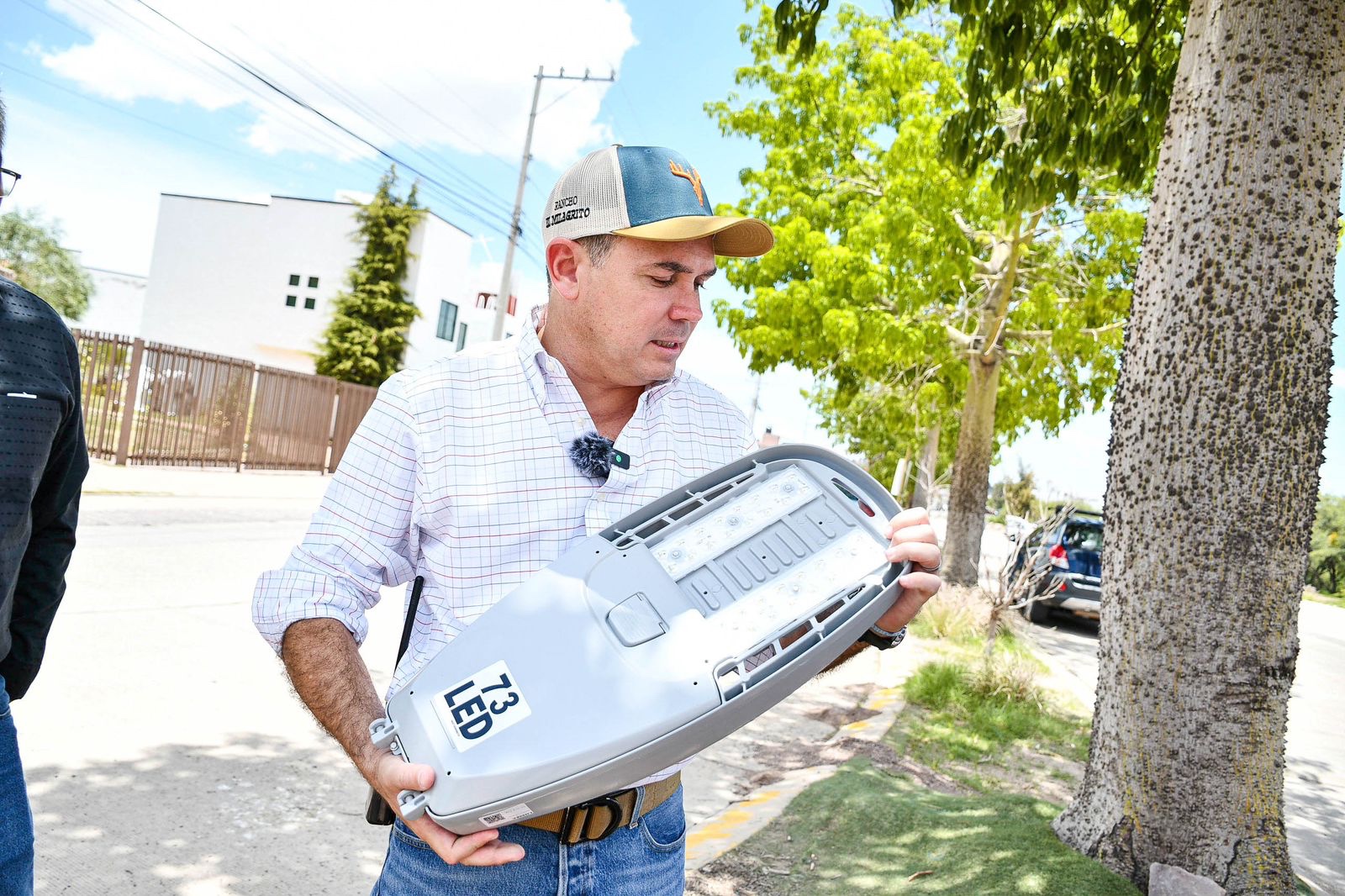 Instala Navarro primeras 70 luminarias LED en Villas de Guanajuato para